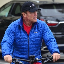 71岁施瓦辛格老当益壮 心脏手术恢复良好酷爱骑车