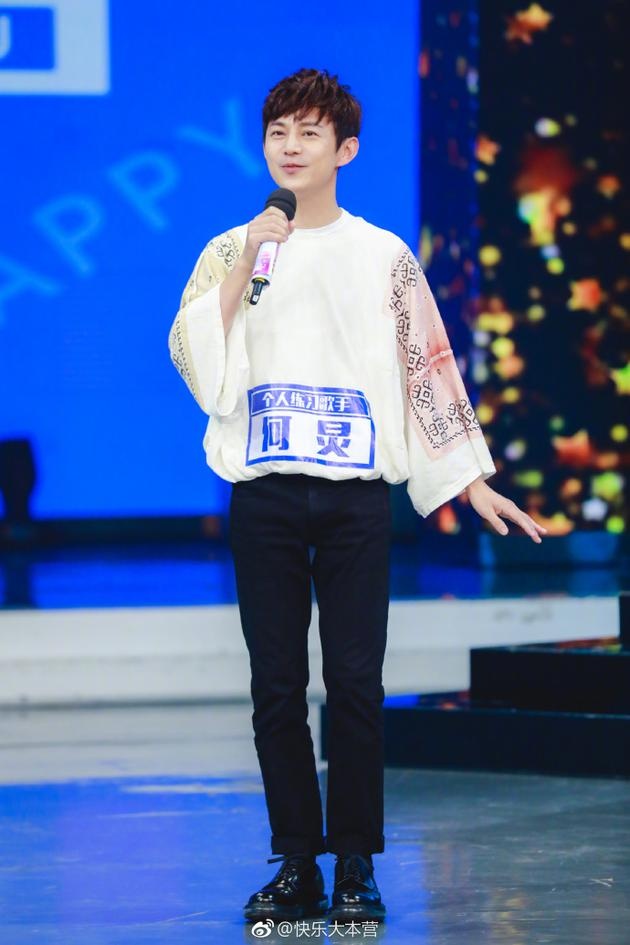 今日中午,《快乐大本营》官方微博晒出何炅照片,并配文称"