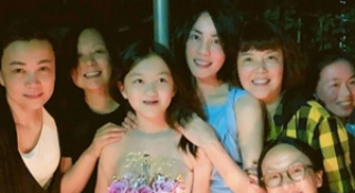 王菲為女兒李嫣慶生 “溫柔菲”開心獻吻氣氛溫馨