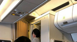 網(wǎng)友機場偶遇王菲疑似赴港錄節(jié)目 大長腿走路帶風