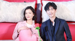 那英獻聲《如影隨心》 陳曉杜鵑拍甜蜜“床照”