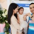董璇亲子餐厅开业抱女儿亮相 杨幂爸爸等到场助阵