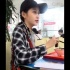 关晓彤北电食堂被偶遇 与路人亲密合影接地气儿
