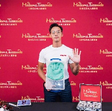 陳偉霆入駐杜莎夫人蠟像館 蓄胡美黑"飽飽"有點油