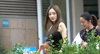 李小璐接甜馨放學清涼出街 素顏依舊膚白貌美