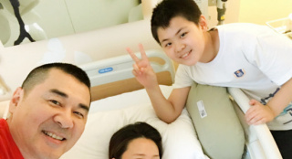 陈建斌晒合照次子正面照首曝光 感慨自己就是幸福