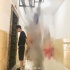 网友偶遇何炅牵手妈妈 与邻居聊天暖心帮忙拦电梯