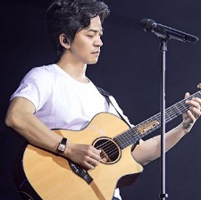 李健清华校庆演唱会纪录片:毕业20载物非人还是