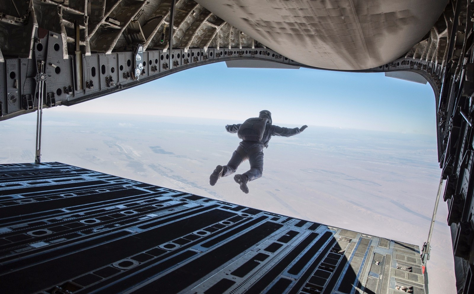 《碟中谍6》北美将上映 3个镜头阿汤哥跳伞106次(图4)
