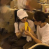 甜蜜暴击！网友偶遇戚薇夫妇 李承铉帮老婆擦手
