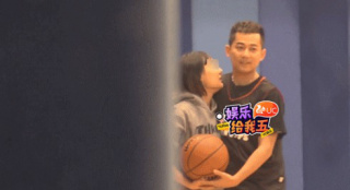 蘇醒戀情曝光！ 與女友球場(chǎng)當(dāng)眾獻(xiàn)吻親密互動(dòng)