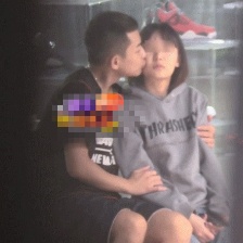 蘇醒戀情曝光！ 與女友球場當(dāng)眾獻(xiàn)吻親密互動(dòng)
