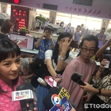陳意涵許富翔登記結婚 挺孕肚頻頻與媒體打招呼