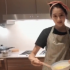 鹿晗有口福了！ 關(guān)曉彤大秀廚藝做飯有模有樣