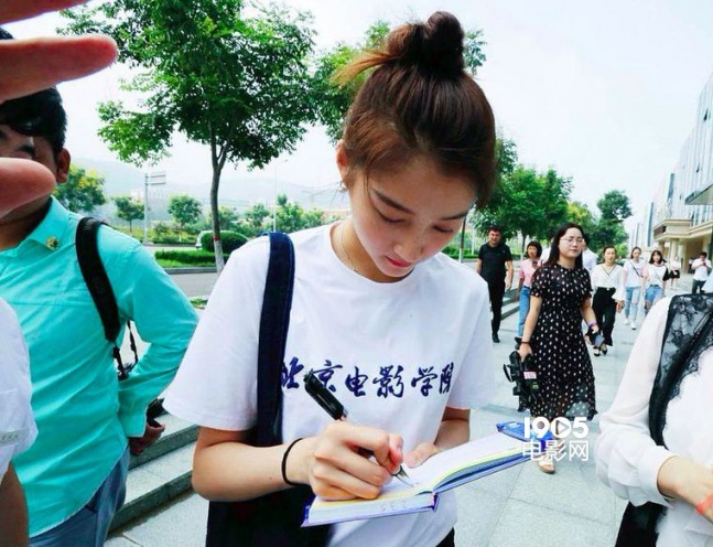 近日,有网友晒出一组关晓彤参加北京电影学院社会实践活动的照片.