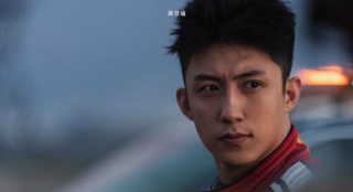 帥！《飛馳人生》發(fā)劇照 黃景瑜賽車手形象首曝光