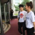 关晓彤参加北电社会实践 网友晒照穿校服亲切合影