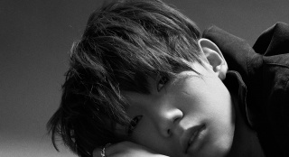 王源再登《时尚芭莎》摇滚造型张杨青春眼神犀利