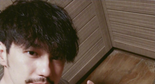 白宇久違曬自拍照比耶賣萌 姿勢多變胡子顯成熟