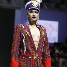 陈志朋穿驴蹄战靴走T台 回应造型负评:俺很快乐