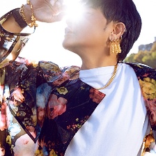 穿越！ 陈志朋曝巴黎写真“一耳三嵌”潮流混搭