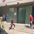 网友北电偶遇关晓彤上课 又把裤子都穿成八分裤
