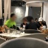 网友偶遇baby带小海绵就餐 亲自喂饭妈妈范十足