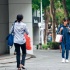 陈意涵挺孕肚独自挤公交 玩手机不看路让人捏把汗