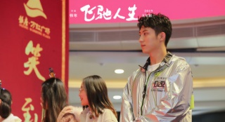 黃景瑜《飛馳》首演喜?。菏菫榱艘r托韓寒的顏值