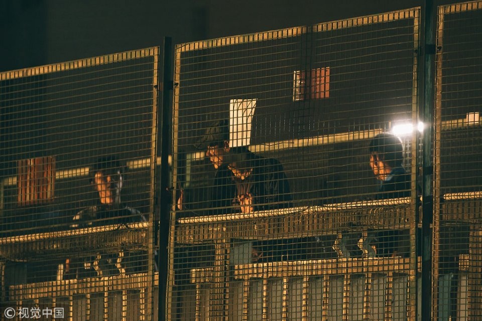 彭于晏热拍新片《热带往事》 隔铁丝网张望显