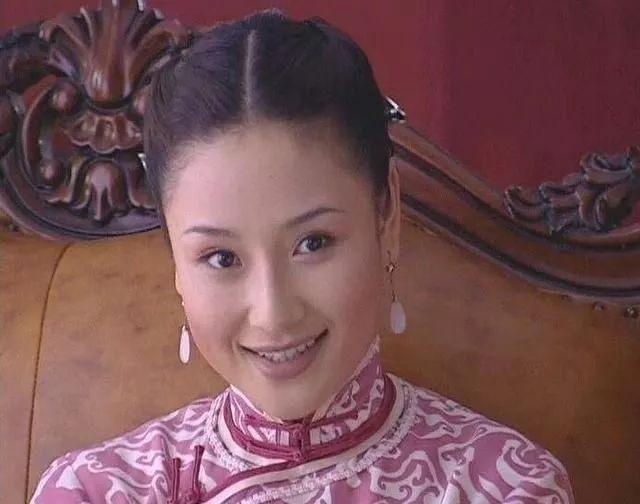 除了《金粉世家》之外,孙宁还饰演过《京华烟云》中敢爱敢恨的曼妮.