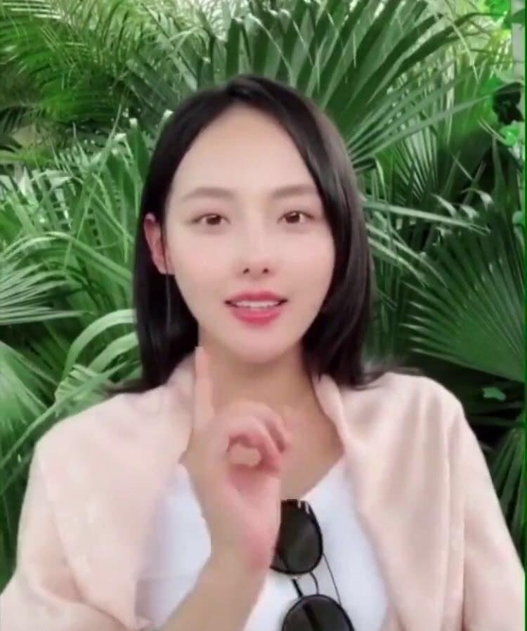 张嘉倪生子后首晒自拍颜值逆天,董璇突降评论