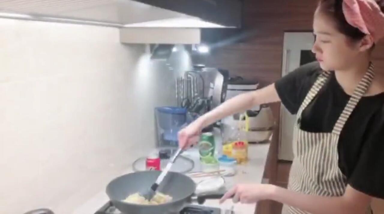 关晓彤下厨做饭,一个小动作被网友疯狂赞美