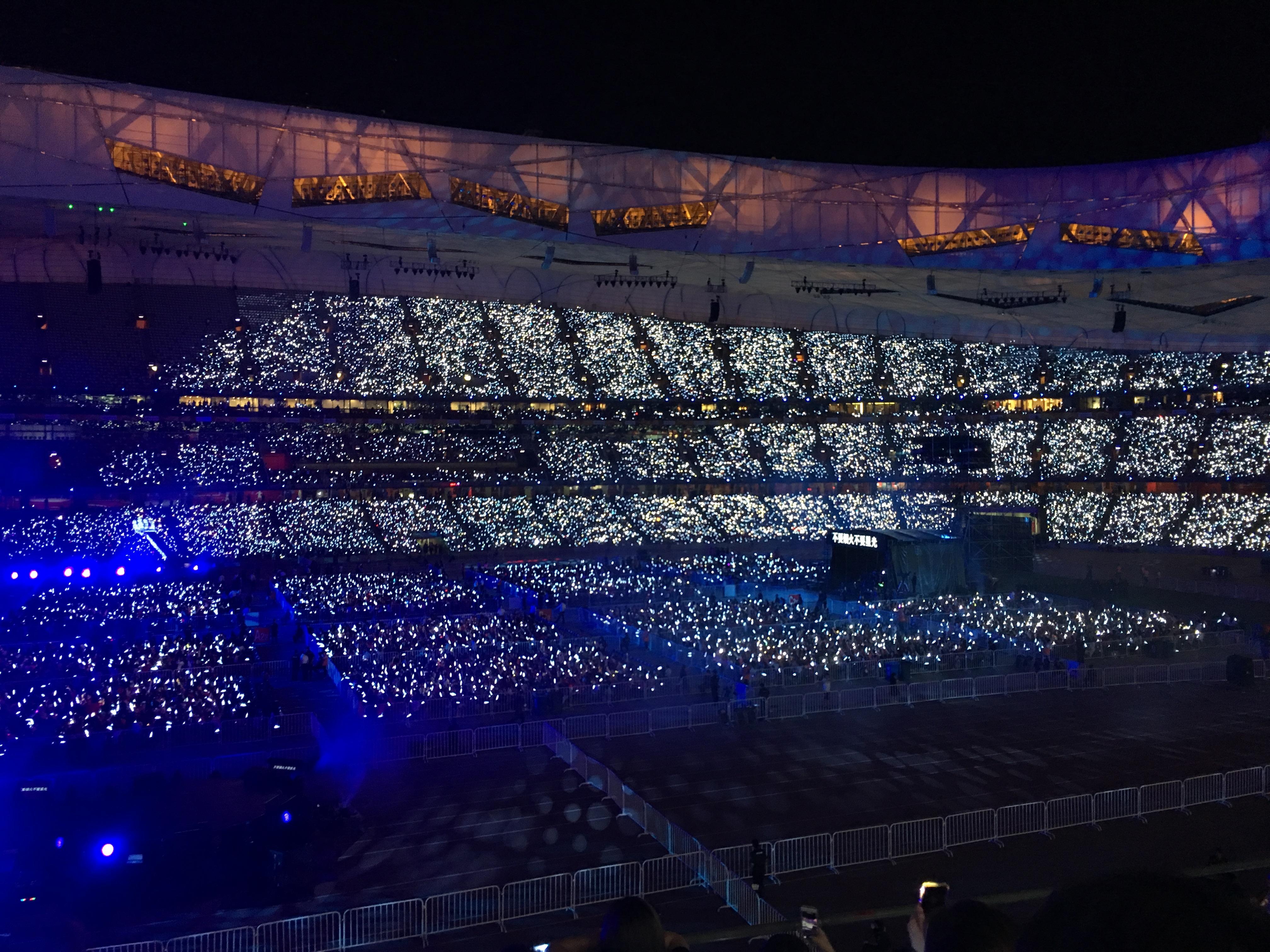 华晨宇献歌给张歆艺未出生的宝宝 称粉丝为孩