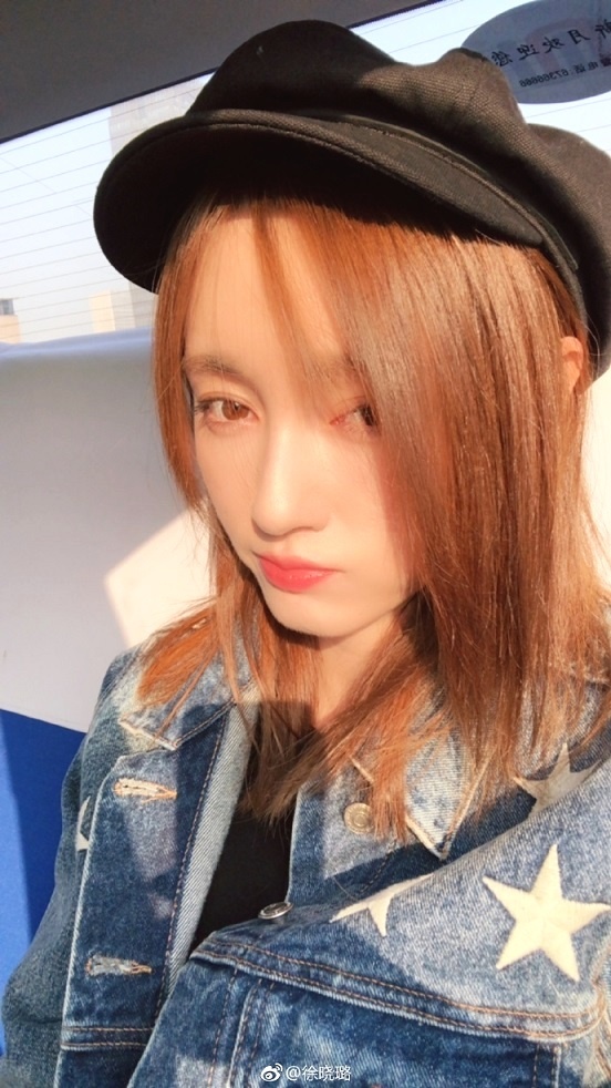徐晓璐晒酷girl日常 网友发现亮点:鞋码服气!