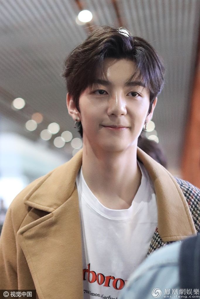 洪欣17岁儿子张镐濂签约乐华出道 完美继承妈妈美貌星味足