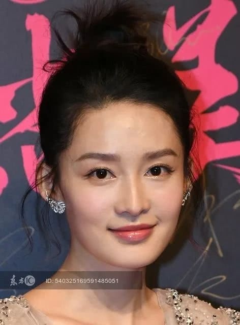 全妆红毯照还拼不过素颜机场照,不知道该心疼李沁还是