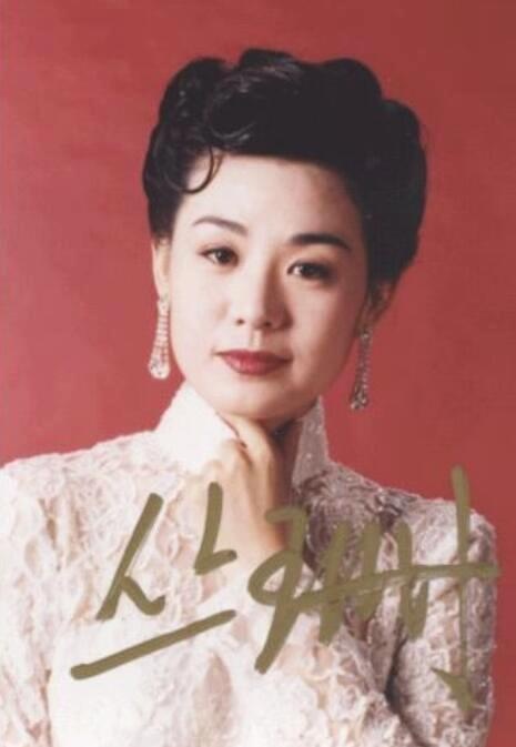 她曾是内地最红女星,20岁成名25岁出国留学,如