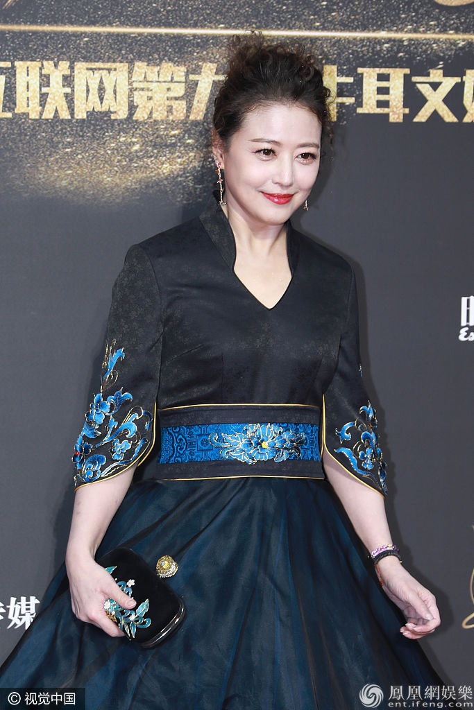 不老女神周海媚貌美肤白 董力插兜认真过冬帅气"笔芯"