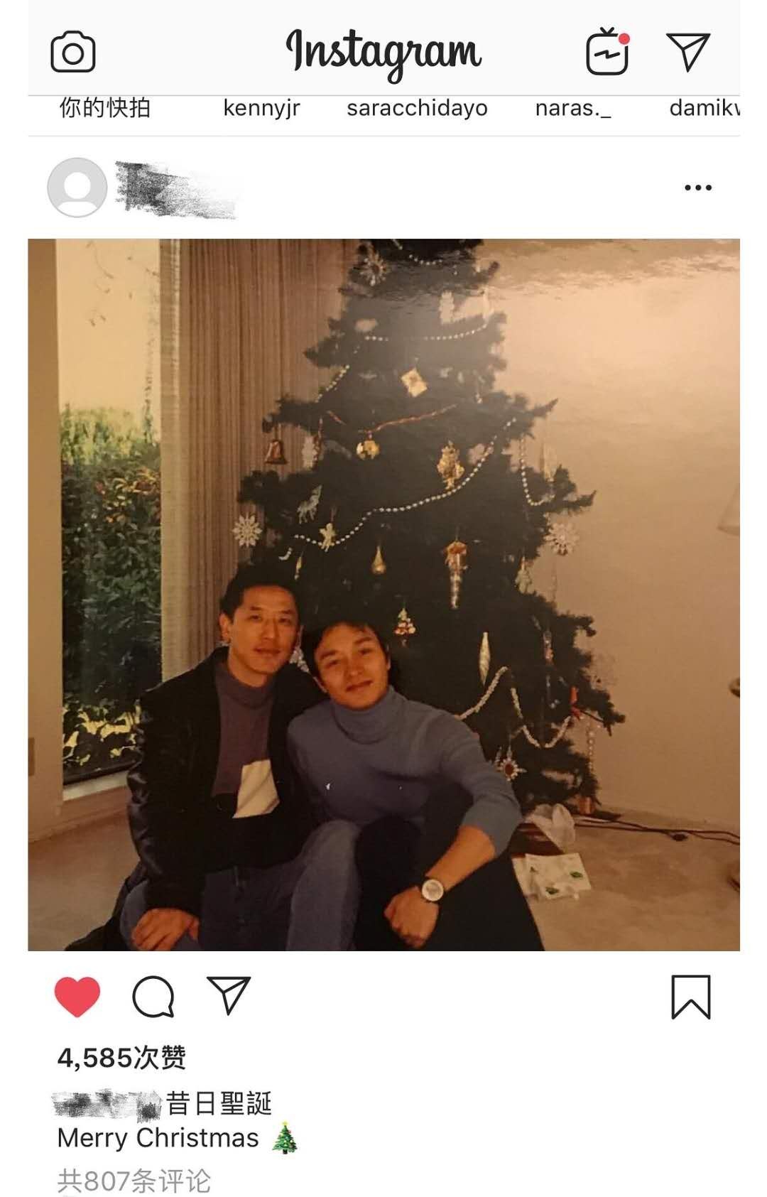 12月23日,许久不更社交账号的唐鹤德,在近日圣诞临近发了一张与