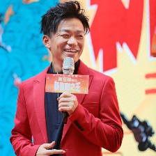王寶強攜《新喜劇之王》笑爆青島 送咸魚鼓勵觀眾