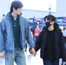 戀情坐實！金大川和春夏機場大方牽手 甜蜜對視