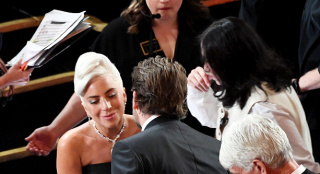 布莱德利·库珀与Lady Gaga贴面问好亮相奥斯卡