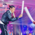 陈志朋穿恨天高扎丸子头登台表演 与观众开心互动