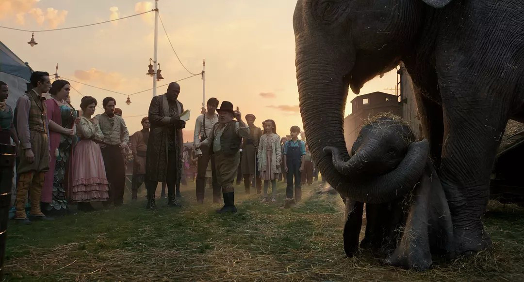迪士尼真人版《小飞象》发新预告 大小象互动可爱