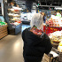 周冬雨同妈妈逛超市拒绝塑料袋 帽子装商品很搞笑