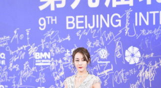迪麗熱巴一襲水晶仙女裙亮相第九屆北影節(jié)開幕會