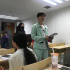 尤長(zhǎng)靖回校參加畢業(yè)答辯被偶遇 手持論文一臉認(rèn)真