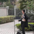 李亞鵬女友街頭唱歌曝近照 網(wǎng)友：還是王菲那一款
