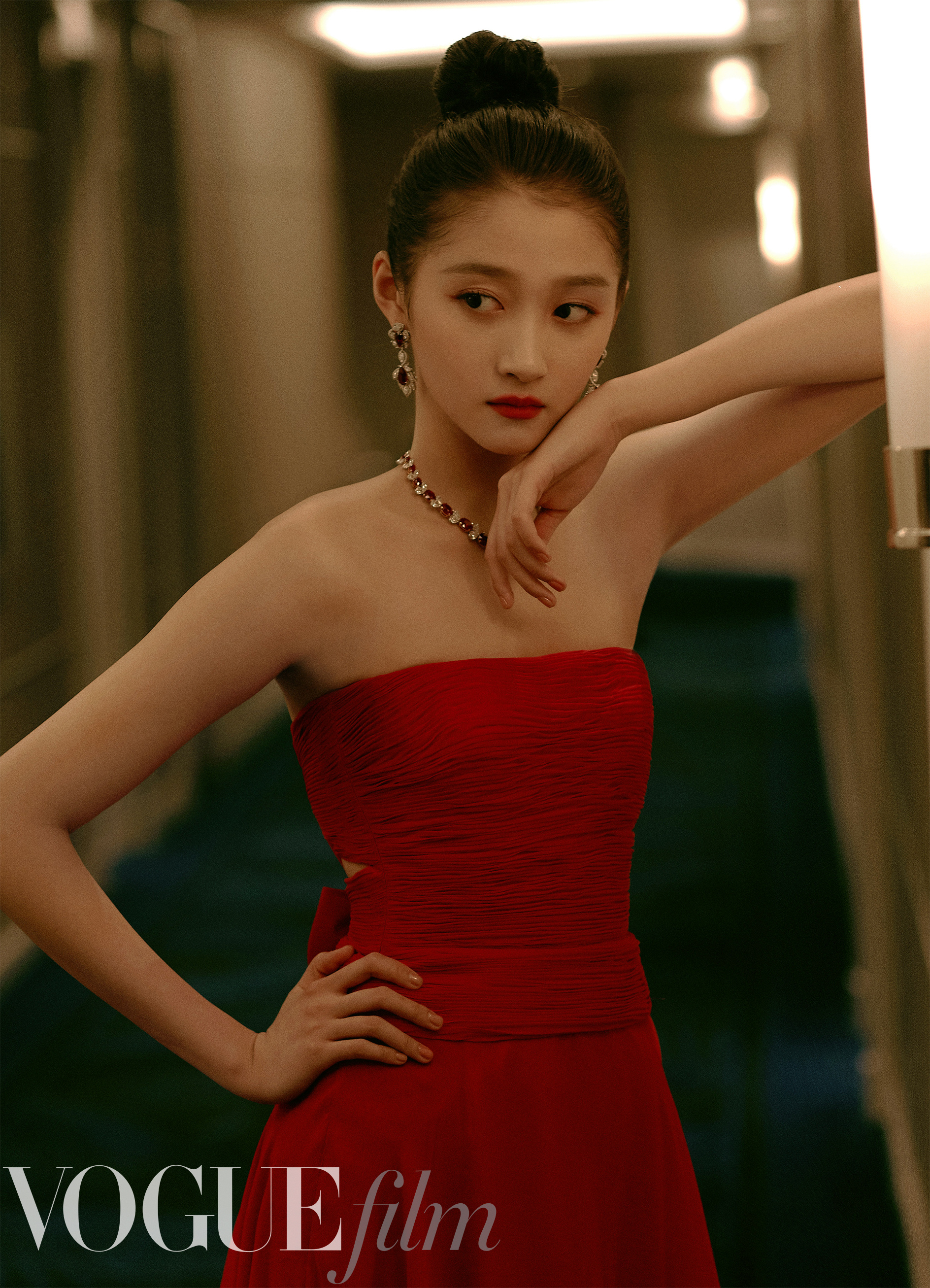 关晓彤戛纳红裙造型尽显曼妙身姿 网友:背影绝了